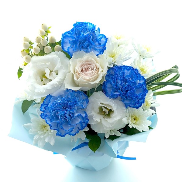 おしゃれな四十九日の花　ブルーの花と白いバラ