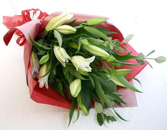 カサブランカ花束 花の贈り物はフラワーズ ドゥ 花キューピット加盟店